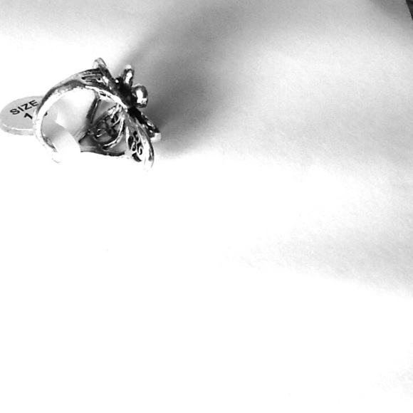 🆕Beautiful Floral Ring - Picture 3 of 3